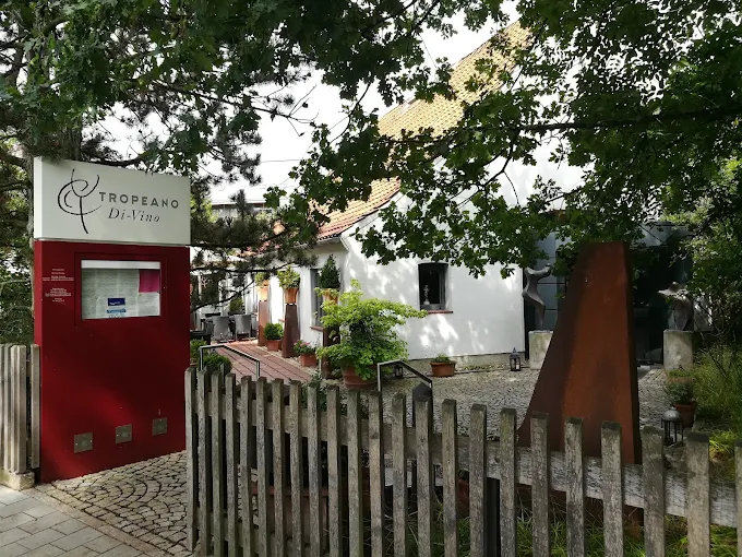 Außenansicht des TROPEANO Di-Vino mit Schild und Skulptur