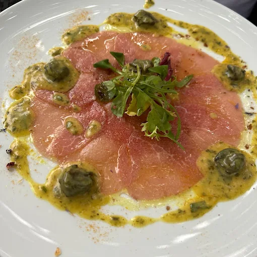 Kunstvoll angerichtetes Thunfisch-Carpaccio