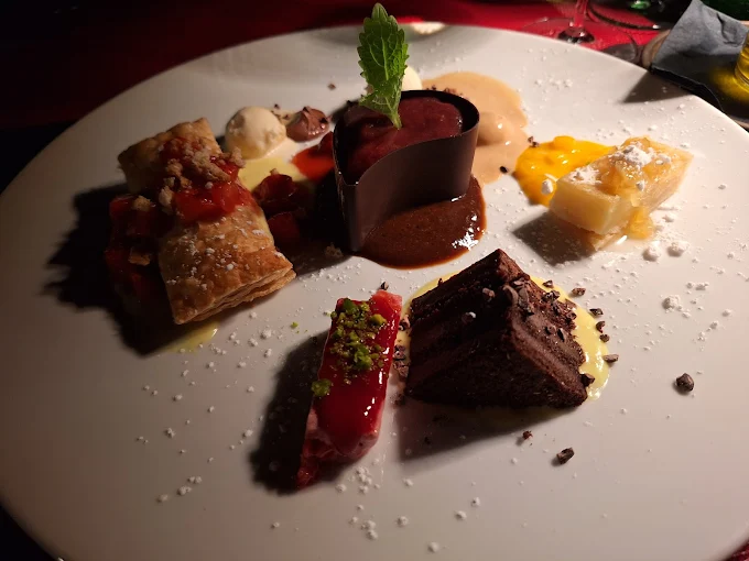 Dessertvariation auf weißem Teller