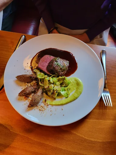 Fein angerichteter Hauptgang mit Fleisch und Gemüse