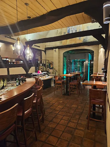 Stimmungsvoller Gastraum mit Weinbar im TROPEANO Di-Vino am Abend
