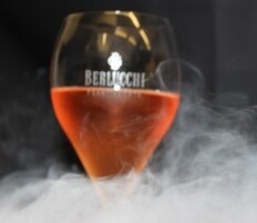 Glas Roséwein, von Nebel umspielt