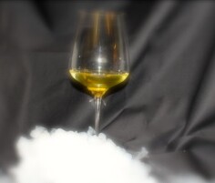 Glas Weißwein, von Nebel umspielt