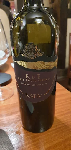 Flasche italienischen Rotweins auf dem Tisch
