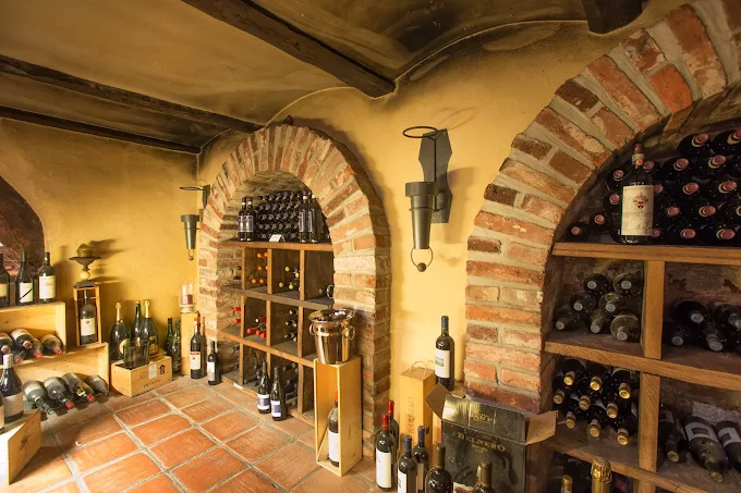 Gewölbter Weinkeller mit Backsteinbögen und italienischen Weinen